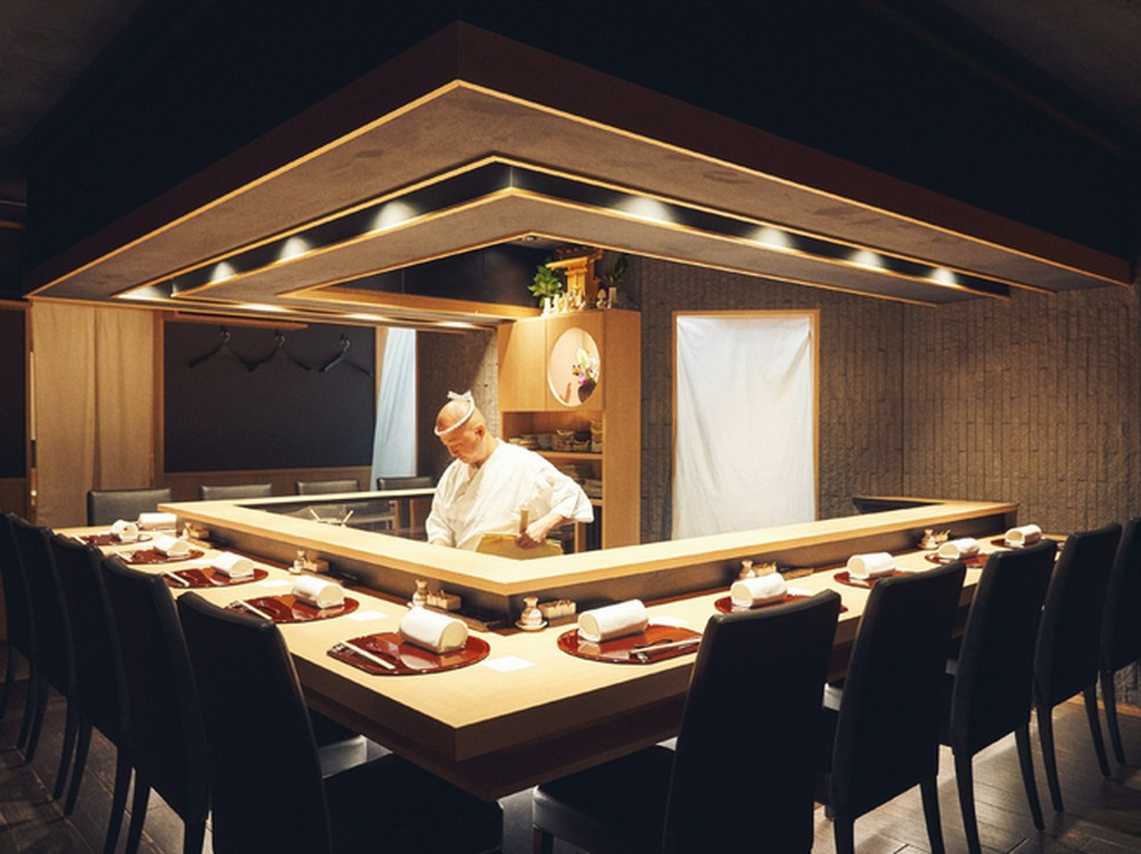 情緒ある店構え、凜とした和の空間でしっとり楽しむ焼鳥割烹