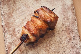近火の強火で表面はカリッ、噛むときれいな脂がジュワッと滲み出る『焼鳥』※コース料理の一例