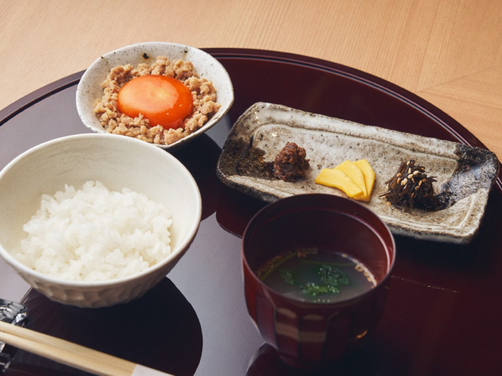 お客ごとに炊き上げる熱々の『土鍋ご飯』と、締めの『黄味鶏そぼろ』※コース料理の一例