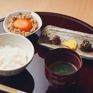 締めは日本料理のスタイルでと、席ごとに土鍋で炊き上げます。まずは炊きたての風味を味わえるよう、黄味の醤油漬けと鶏そぼろは別添えで。自家製の季節のぬか漬けや肉みそ、昆布の佃煮などもホッとする味わいです。