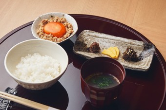 お客ごとに炊き上げる熱々の『土鍋ご飯』と、締めの『黄味鶏そぼろ』※コース料理の一例