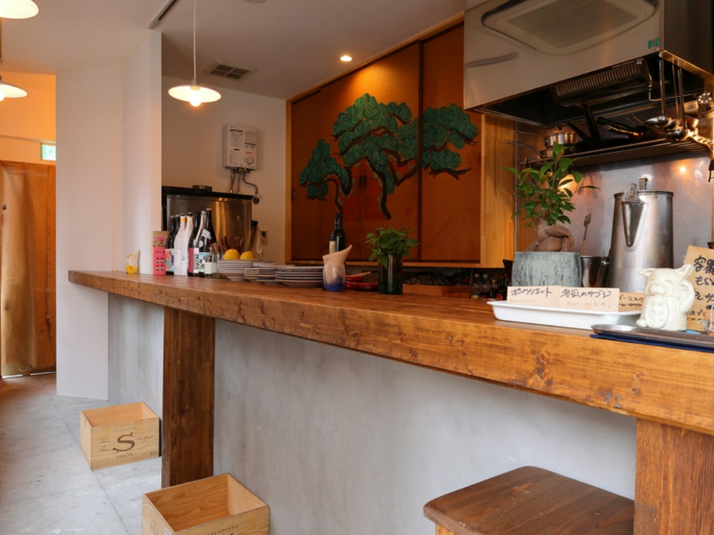 父のバーの名を継ぐ、スタンディングで８名ほどの小さなビストロ