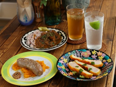 経験と知識に裏打ちされ、かつカジュアルに仕上げた小皿料理