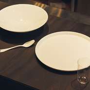手で食べる人には平皿で、スプーンを使う人にはやや深めの皿で提供する。特別に注文した皿なのはもちろん、スプーンも金属っぽい味でビリヤニの邪魔をしないようにとホーローのものを揃える。
