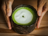 作家ものの高価なお抹茶茶碗でいただくクリーミーな抹茶ラテ