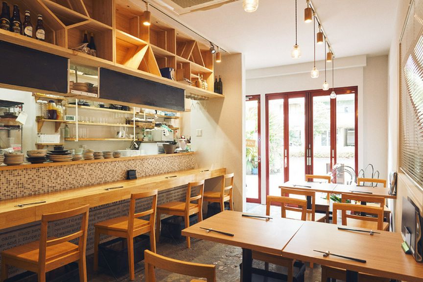 一人でも気兼ねなく食事ができるカウンターは全5席