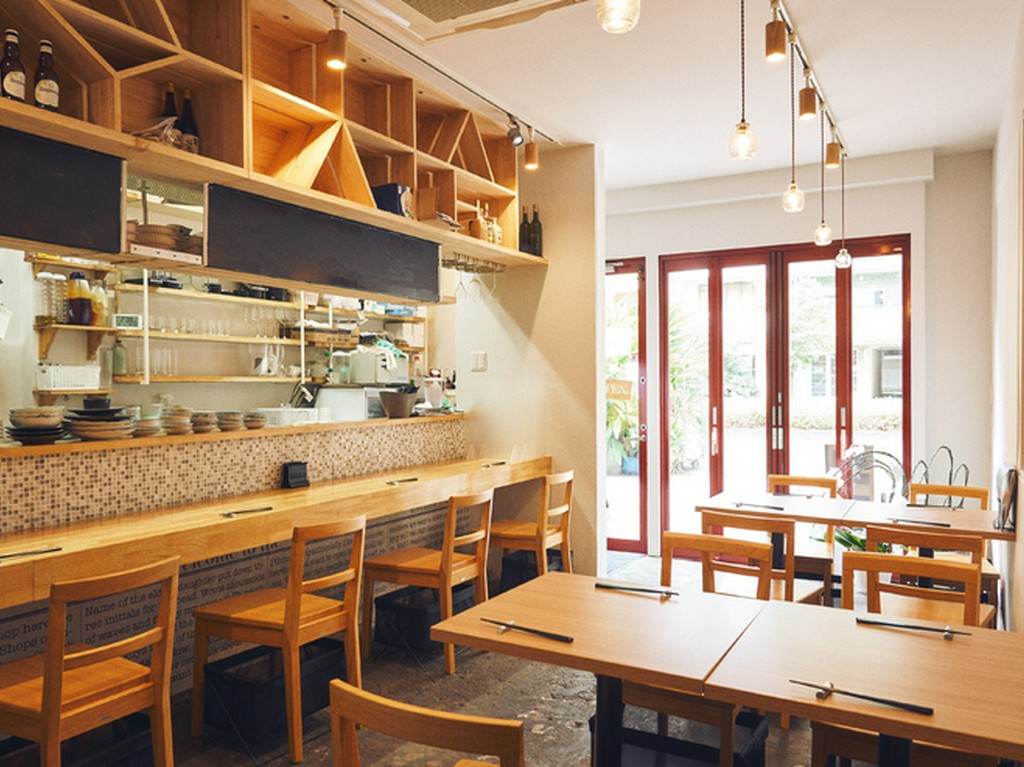 一人でも気兼ねなく食事ができるカウンターは全5席