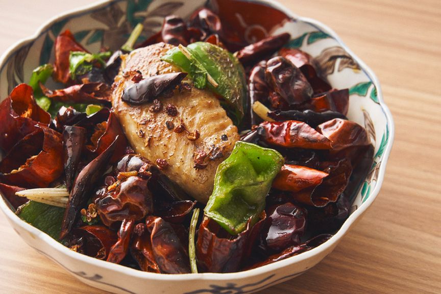 柔らかく仕上げた鶏手羽に、鮮烈な香りを纏わせて。『名物! 鶏手羽の燻製、山椒唐辛子炒め』