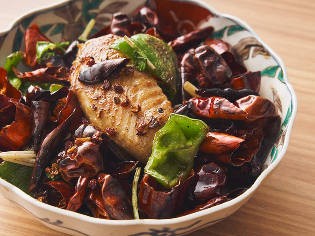 柔らかく仕上げた鶏手羽に、鮮烈な香りを纏わせて。『名物！ 鶏手羽の燻製、山椒唐辛子炒め』