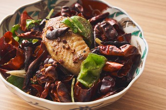 柔らかく仕上げた鶏手羽に、鮮烈な香りを纏わせて。『名物！ 鶏手羽の燻製、山椒唐辛子炒め』