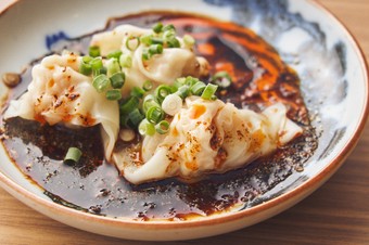 口当たりよく茹でたワンタンは、具材とタレが好バランス。『茹でワンタン』（3個）