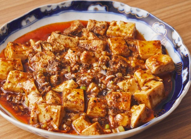 食欲をかき立てる辛さとともに、旨みと香りも際立つ。『麻婆豆腐』