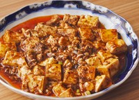食欲をかき立てる辛さとともに、旨みと香りも際立つ。『麻婆豆腐』