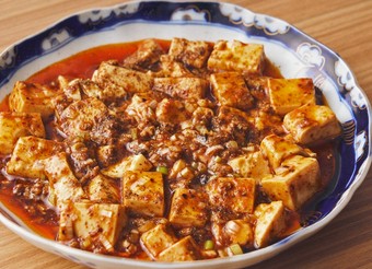 食欲をかき立てる辛さとともに、旨みと香りも際立つ。『麻婆豆腐』