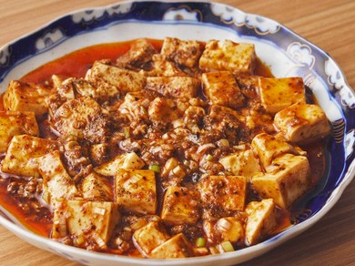 食欲をかき立てる辛さとともに、旨みと香りも際立つ。『麻婆豆腐』