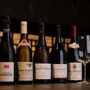 ワインスクールなどで講師を務める瀬川あずささんがワインリストを作成。料理に寄り添うように、フランスのブルゴーニュ、ボルドー、アメリカを中心に常時500本程度をストック。ワインセラーは1階～3階の各階に。