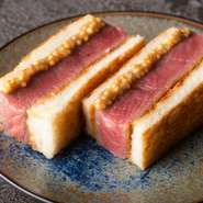 肉の食感を最大限に表現するために、肉とパンのやわらかさを揃えるというこだわりよう。肉とパンの厚みのバランスも練りに練られた結果。歯ですっと噛み切れば、肉の旨みをしっかりと感じられ、思わず目尻が下がる。