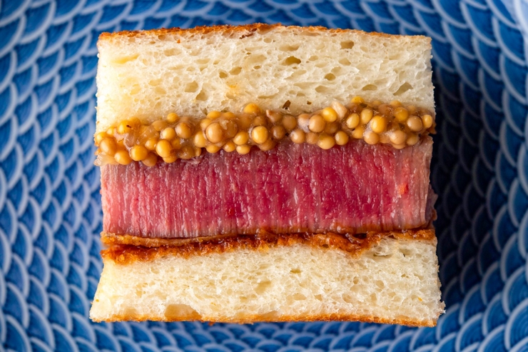 标准套餐【27,000日元套餐】包含“牛里脊肉三明治”，