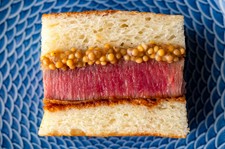 『牛ヒレカツサンド』を含む私たちのシグネチャーコースです。
焼肉とお料理をご賞味ください。