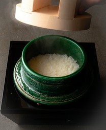 厳選され黒毛和牛と「いのちの壱」を土鍋ご飯で味わう