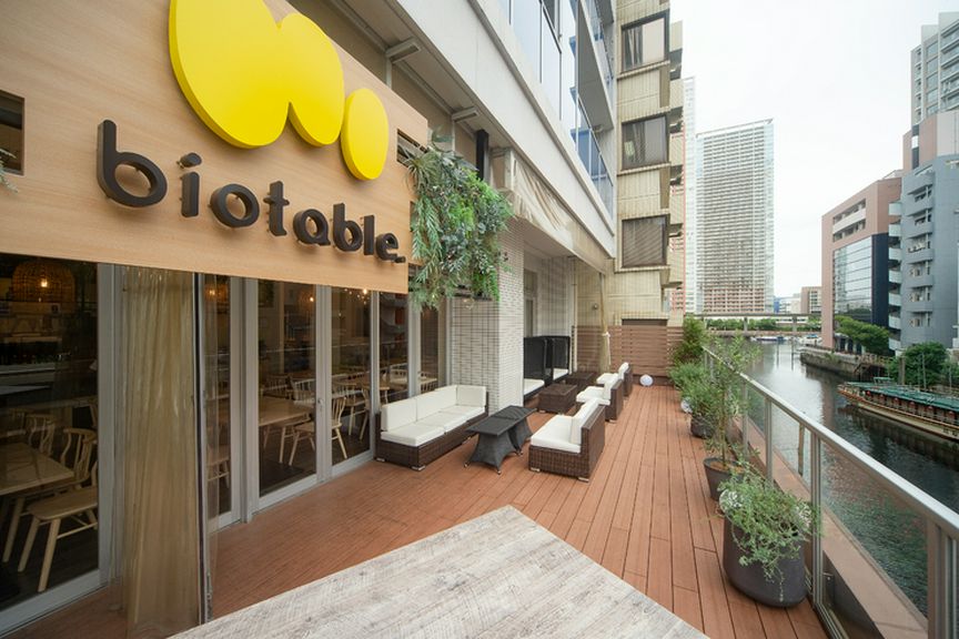 運河を臨む、風通しのよいテラス