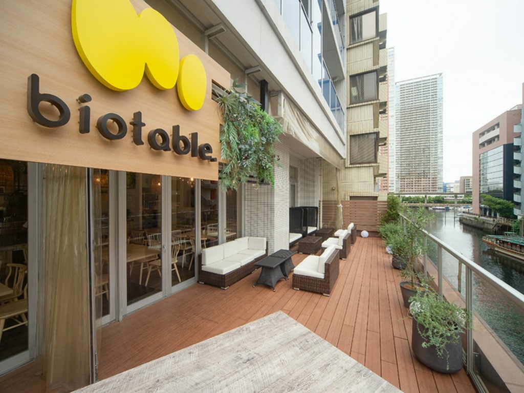 運河を臨む、風通しのよいテラス