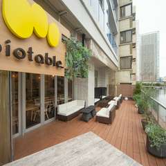 運河を臨む、風通しのよいテラス