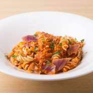 米粉とタピオカ粉を素材にしたオリジナルパスタのフジッリに、大豆ミートと季節野菜を使ったソースを絡ませて。モチッと食感がよいパスタとしっかりとコクのあるソースは、誰もが好む味わいです。