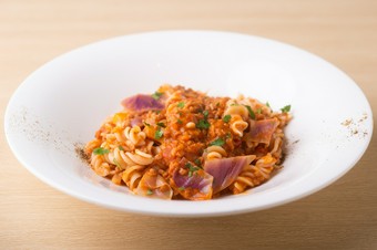 オリジナルパスタでグルテンフリーを実現。『大豆ミートのヴィーガンパスタ』