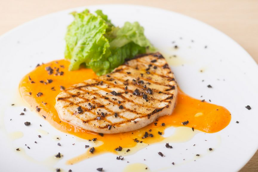 素材を生かして、軽やかに仕上げたメインディッシュ。『メカジキのグリル パプリカのソース』