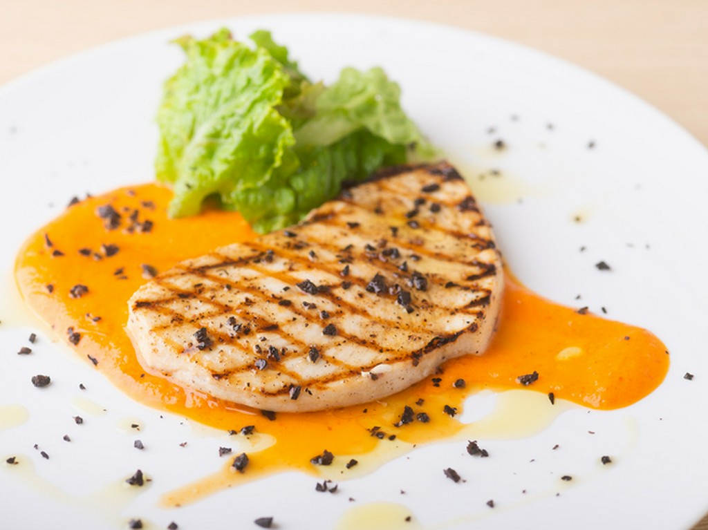 素材を生かして、軽やかに仕上げたメインディッシュ。『メカジキのグリル パプリカのソース』