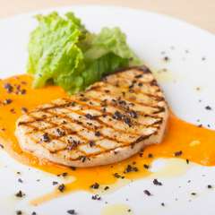 素材を生かして、軽やかに仕上げたメインディッシュ。『メカジキのグリル パプリカのソース』