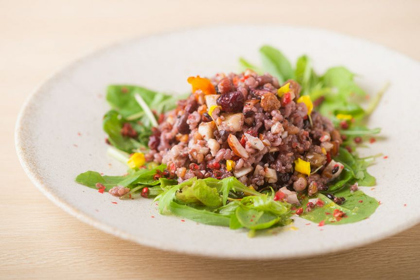 かむごとに、さまざまな風味と食感が楽しめる『バクバク食べるいろんな雑穀と木の実のbiotable’sサラダ』