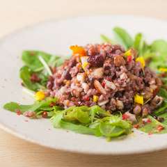 かむごとに、さまざまな風味と食感が楽しめる『バクバク食べるいろんな雑穀と木の実のbiotable’sサラダ』