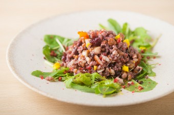 かむごとに、さまざまな風味と食感が楽しめる『バクバク食べるいろんな雑穀と木の実のbiotable’sサラダ』