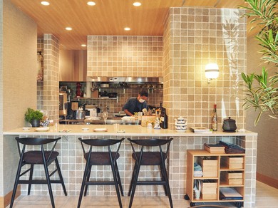 ゆったりと座れるカウンターは全3席