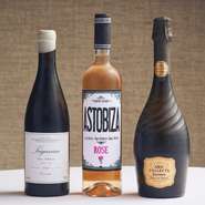 料理に合わせるお酒はスペインワインが主力です。バスク産の微発泡ワイン「チャコリ」やカヴァ、白、赤、ロゼなど各種グラスで用意しています。また、ワインをベースにしたカクテルもあります。