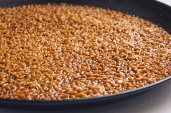 濃厚な魚介のスープで炊き上げたパエリア『アロスアバンダ』