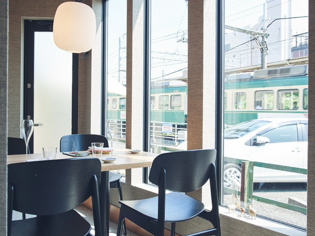 仕切りのあるテーブル席から江ノ電が見えます