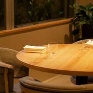 真正面の席で面と向かうことなく、ほどよい距離感を保ちつつ隣同士で会話ができる丸テーブルは、デートにもぴったり。卓上も広いので、ゆったりと食事をすることができます。	