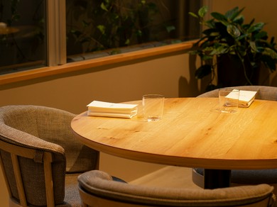 程よい距離感が心地よい丸テーブル	