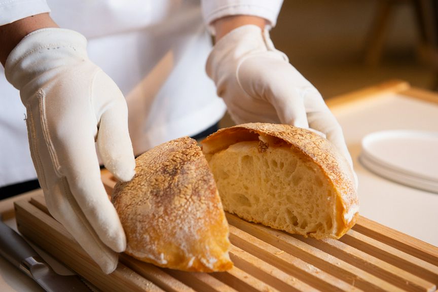 目の前で切り分けてくれる焼き立てパン	