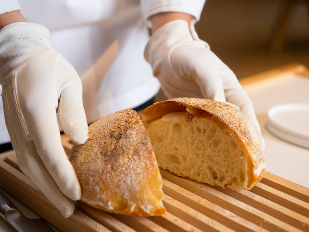 目の前で切り分けてくれる焼き立てパン	