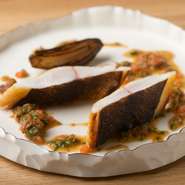 伊豆下田直送のウメイロは、市場には出回らない高級魚。淡白ながら上品な旨味を持ちます。これを皮はパリっ、身はしっとりとややレア気味に焼き上げて。エシャロットと焦がしバターのソース添え。	