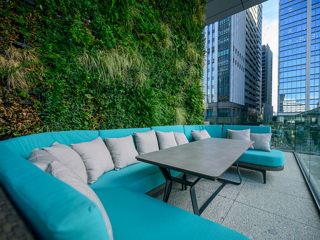 食前または食後は広いテラスで外の風を感じて	