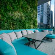 広いテラスにはデートでも、友人との大勢の会にも対応できる様々なタイプの席があります。カフェタイムやランチはもちろん、ディナー前のアペリティフや食後のデザートをテラスでいただくのも素敵。				
