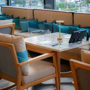 ソファと椅子のテーブル席は、広い店内のエッジに位置していてデートにぴったりの席。オーダーは備え付けのタッチパネルから注文できるので、会話を邪魔されずにゆっくりと話をすることができます。	