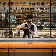 併設のバーでは、英国誌が選出する「バー業界でもっとも影響力のある100人」に選ばれた後閑信吾氏監修のカクテルメニューが登場。バーのみの利用も可能なので、ちょっと一杯飲みたいときに覚えておきたい。	