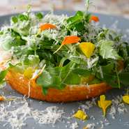 リグーリア州の郷土料理『ファリナータ』をアレンジした料理。炭火で焼き上げるひよこ豆のパンケーキは、野菜もたっぷり、軽い食感でいくらでも食べられそう。メインとしても、副菜としてもその時の気分で注文して。