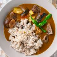 まかないから生まれたのがこのカレー。誰でも食べられる程よい辛さのルーに、「サカエヤ」の黒毛和牛のスネ肉がたっぷり入っている。気に入ったら、1,200円のレトルトを購入して帰ることも可能。	